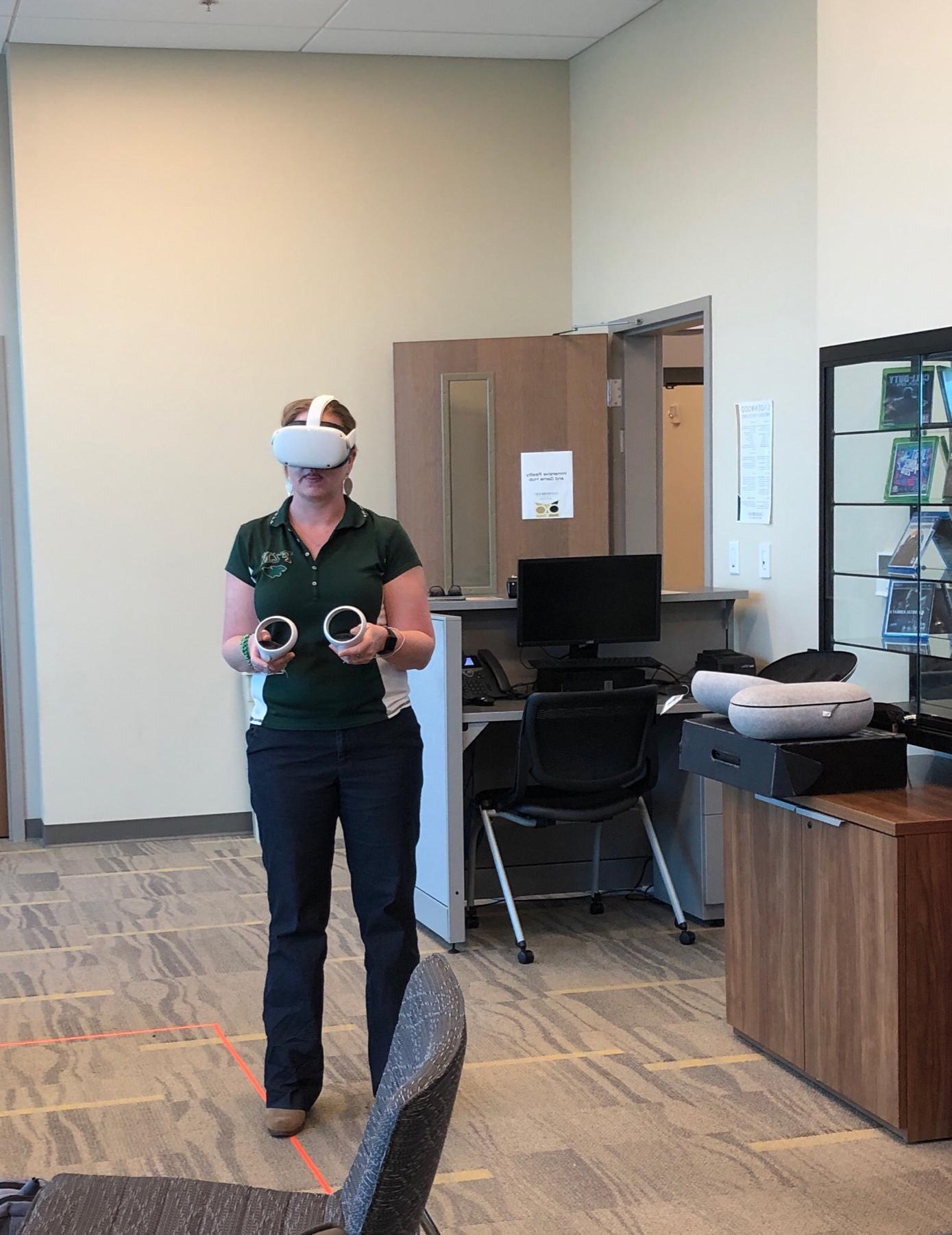 沉浸式现实和游戏实验室的Oculus Quest耳机用户